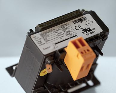 Produktfoto farbiger Luftspaltdrosseln mit lackierten Spulen und offenem Magnetkreis Produktfoto farbiger Luftspaltdrosseln mit lackierten Spulen und offenem Magnetkreis