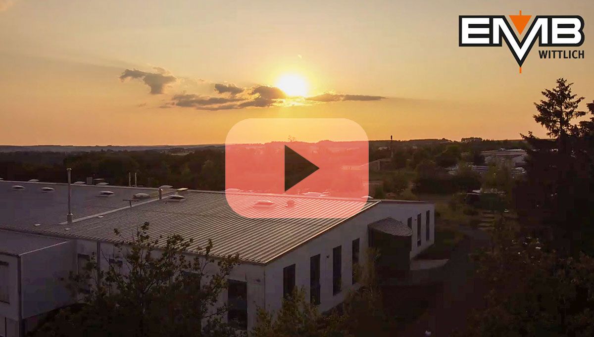 Titelbild des EMB Imagevideos mit Produktionsumgebung und Firmenlogo der EMB Elektromaschinenbau Wittlich GmbH Titelbild des EMB Imagevideos mit Produktionsumgebung und Firmenlogo der EMB Elektromaschinenbau Wittlich GmbH