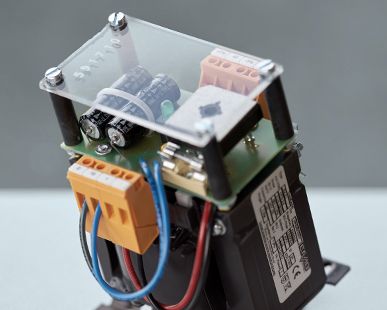 Produktfoto farbiger Netzgeräte der EMB-Serie mit Anschlussklemmen und Metallgehäuse Produktfoto farbiger Netzgeräte der EMB-Serie mit Anschlussklemmen und Metallgehäuse