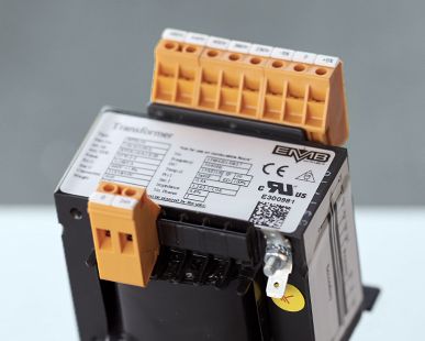 Produktfoto farbiger Transformatoren mit lackiertem Gehäuse und Anschlussklemmen Produktfoto farbiger Transformatoren mit lackiertem Gehäuse und Anschlussklemmen