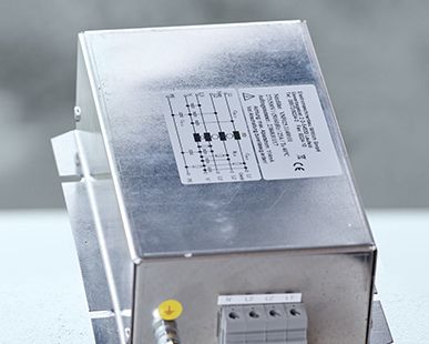 Produktfoto eines farbigen Netzfilters mit lackiertem Gehäuse und Anschlussklemmen Produktfoto eines farbigen Netzfilters mit lackiertem Gehäuse und Anschlussklemmen