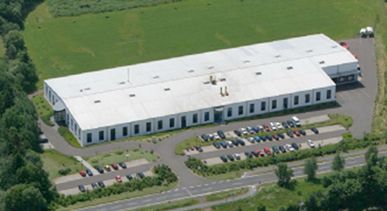 Außenansicht des Firmengebäudes der EMB Elektromaschinenbau Wittlich GmbH mit Unternehmensbeschriftung